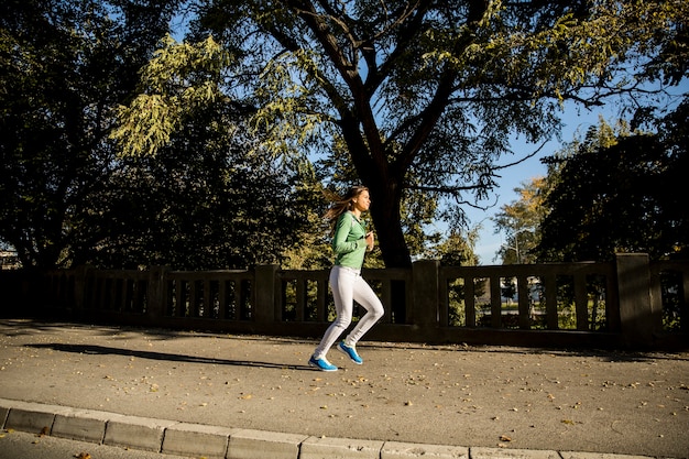 Jeune femme qui court dans le parc