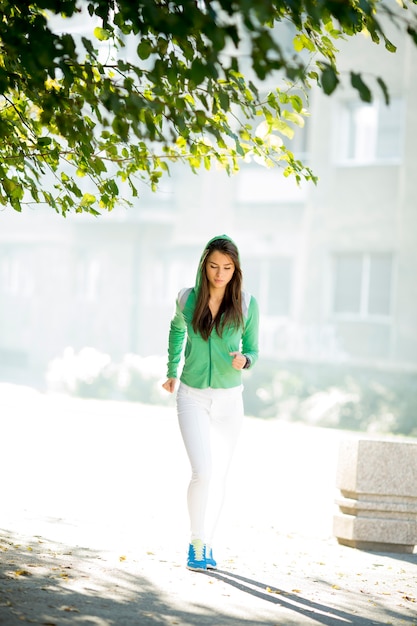 Jeune femme qui court dans le parc