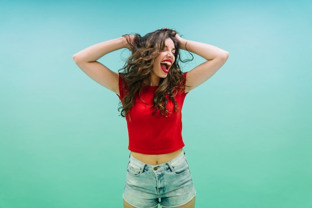 Photo jeune femme qui crie et danse