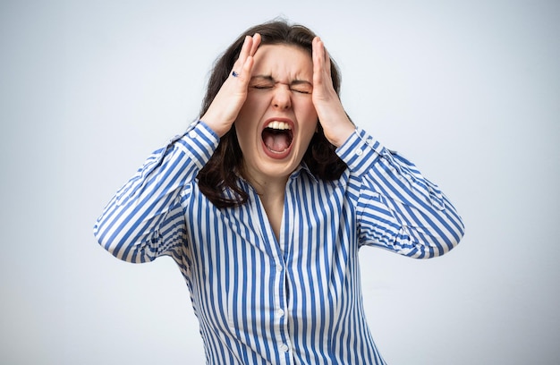 Photo une jeune femme qui crie.