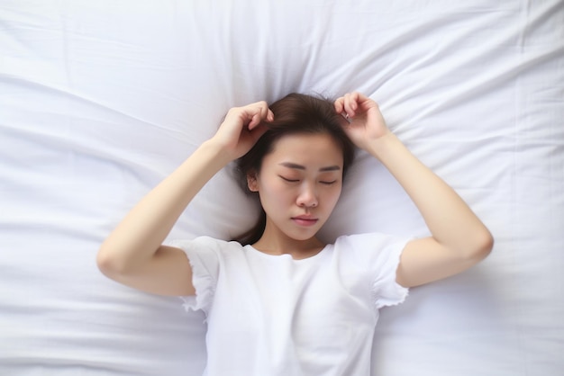 Une jeune femme qui dort sur un lit.