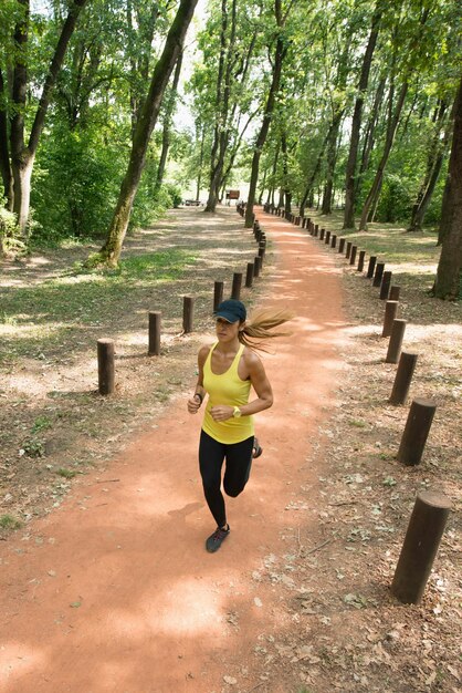 Photo une jeune femme qui fait du jogging.