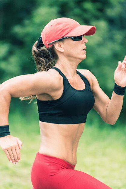 Photo une jeune femme qui fait du jogging.