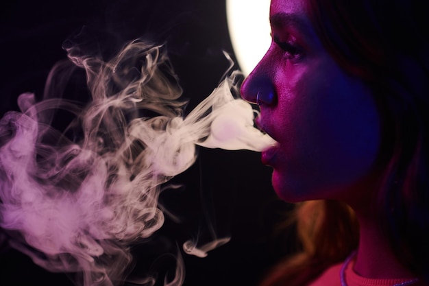 Une jeune femme qui fume.