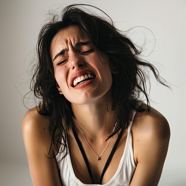 Une jeune femme qui pleure et souffre émotionnellement