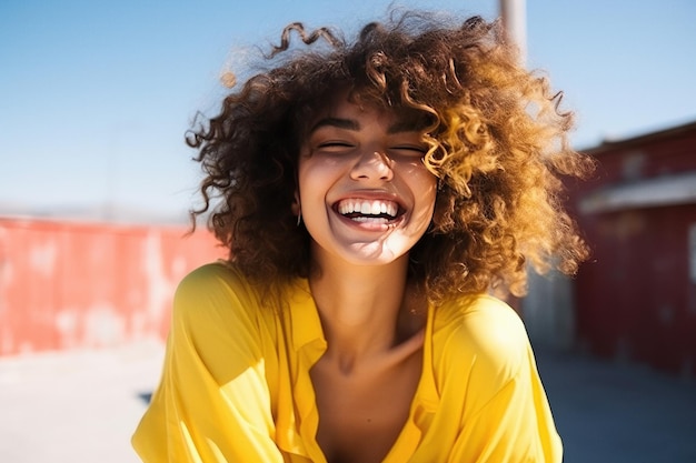 Jeune femme qui rit avec des expressions faciales drôles