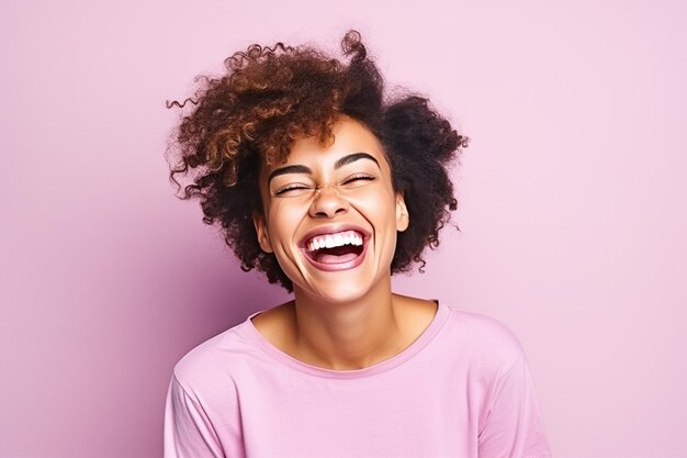 Jeune femme qui rit avec des expressions faciales drôles