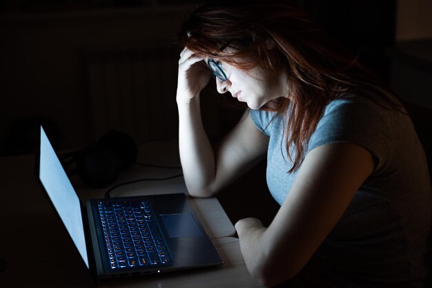 Une jeune femme qui utilise un ordinateur portable à la maison