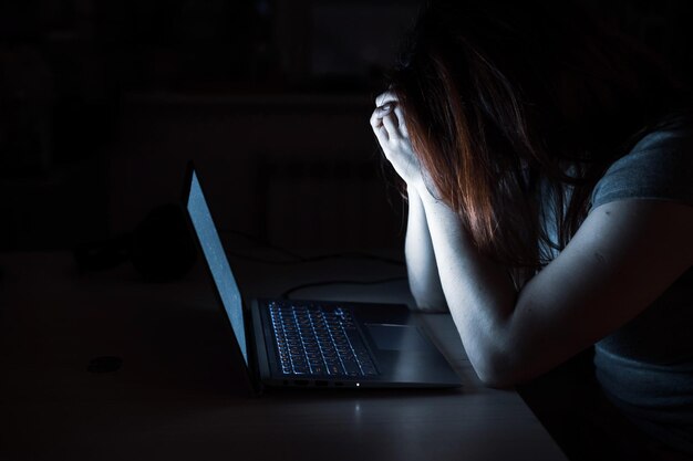 Une jeune femme qui utilise un ordinateur portable à la maison