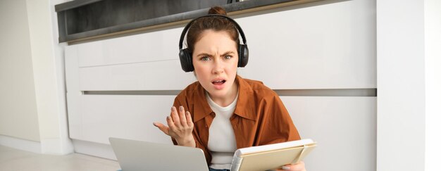 Une jeune femme qui utilise un ordinateur portable à la maison