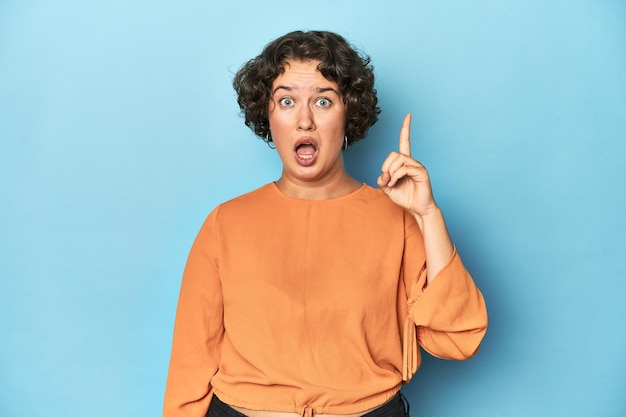 Jeune femme de race blanche aux cheveux courts ayant un concept d'inspiration idée