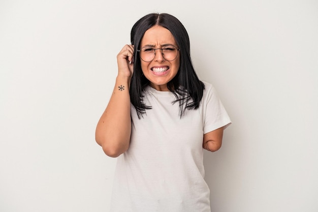 Jeune Femme De Race Blanche Avec Un Bras Isolé Sur Fond Blanc Couvrant Les Oreilles Avec Les Mains.