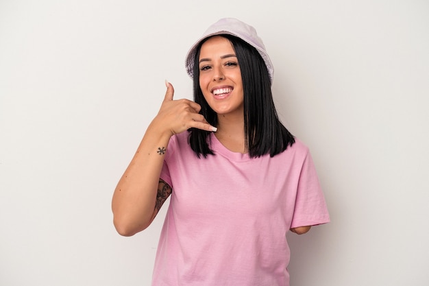 Jeune femme de race blanche avec un bras isolé sur fond blanc montrant un geste d'appel de téléphone portable avec les doigts.