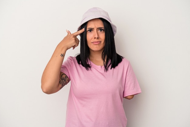 Jeune femme de race blanche avec un bras isolé sur fond blanc montrant un geste de déception avec l'index.