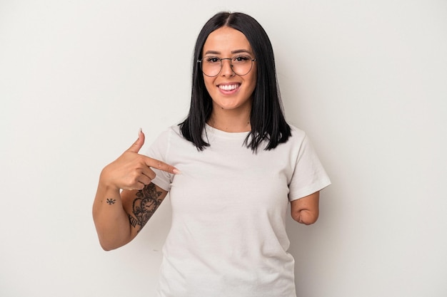 Jeune femme de race blanche avec un bras isolé sur fond blanc personne pointant à la main vers un espace de copie de chemise, fière et confiante