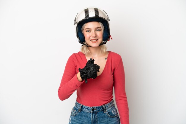 Jeune femme de race blanche avec un casque de moto isolé sur fond blanc donnant un coup de pouce geste