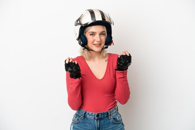 Jeune femme de race blanche avec un casque de moto isolé sur fond blanc faisant un geste d'argent