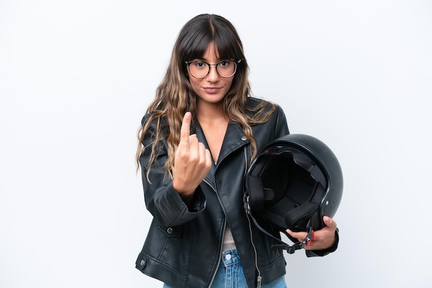 Jeune femme de race blanche avec un casque de moto isolé sur fond blanc faisant un geste à venir