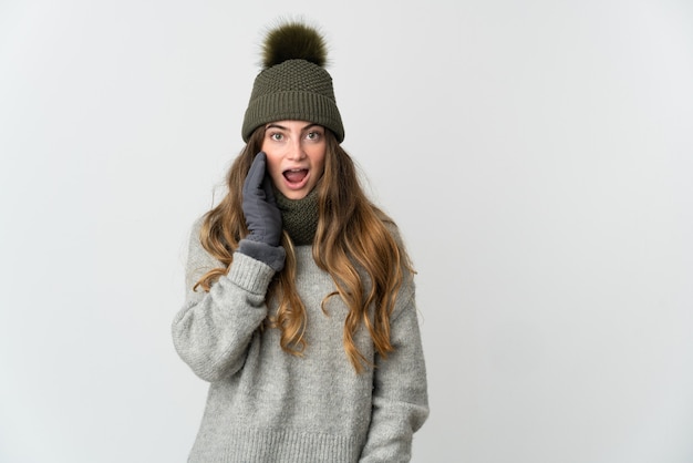 Jeune Femme De Race Blanche Avec Chapeau D'hiver Isolé Sur Fond Blanc Avec Surprise Et Expression Du Visage Choqué