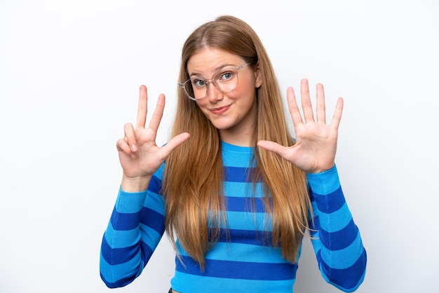 Jeune femme de race blanche isolée sur fond blanc comptant huit avec les doigts