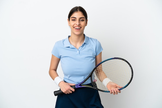 Jeune femme de race blanche isolée sur fond blanc, jouer au tennis