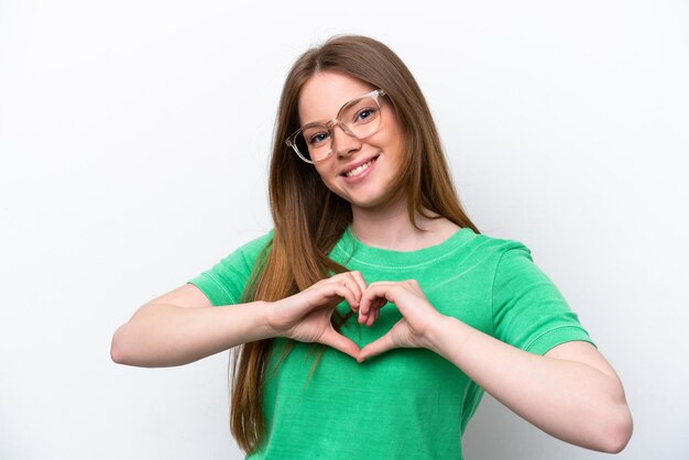 Jeune femme de race blanche isolée sur fond blanc avec des lunettes faisant coeur avec les mains