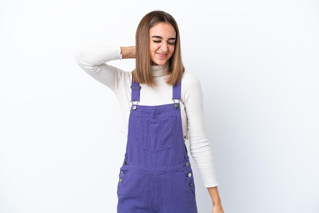 Jeune femme de race blanche isolée sur fond blanc avec des maux de cou