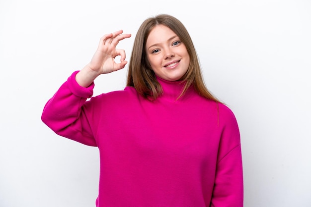 Jeune femme de race blanche isolée sur fond blanc montrant un signe ok avec les doigts