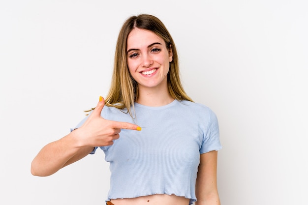 Jeune femme de race blanche isolée sur fond blanc personne pointant à la main vers un espace de copie de chemise, fier et confiant