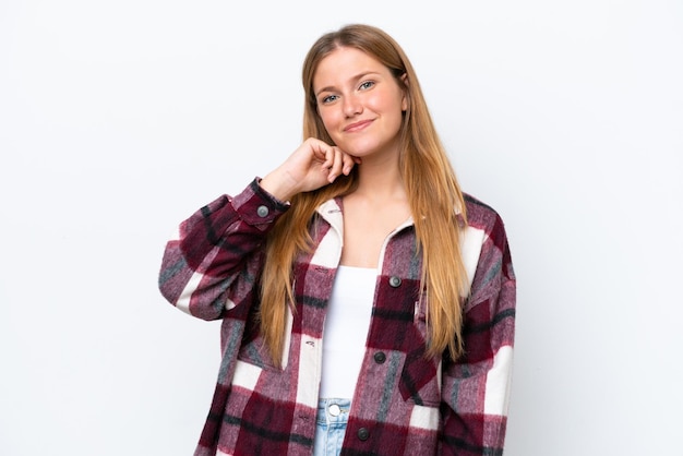 Jeune femme de race blanche isolée sur fond blanc en riant