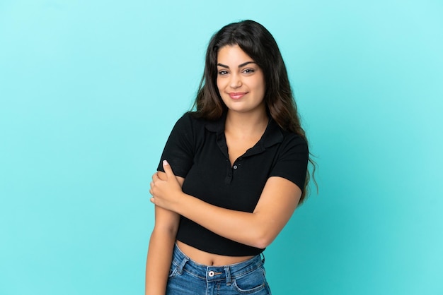 Jeune femme de race blanche isolée sur fond bleu en riant