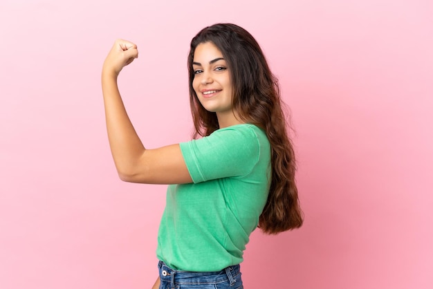 Jeune femme de race blanche isolée sur fond rose faisant un geste fort