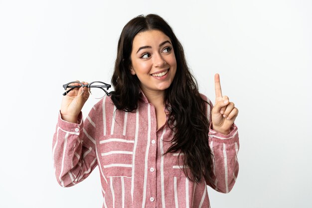 Jeune femme de race blanche avec des lunettes isolé sur fond blanc dans l'intention de réaliser la solution tout en soulevant un doigt