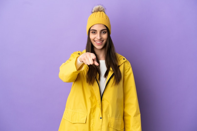 Jeune femme de race blanche portant un manteau imperméable