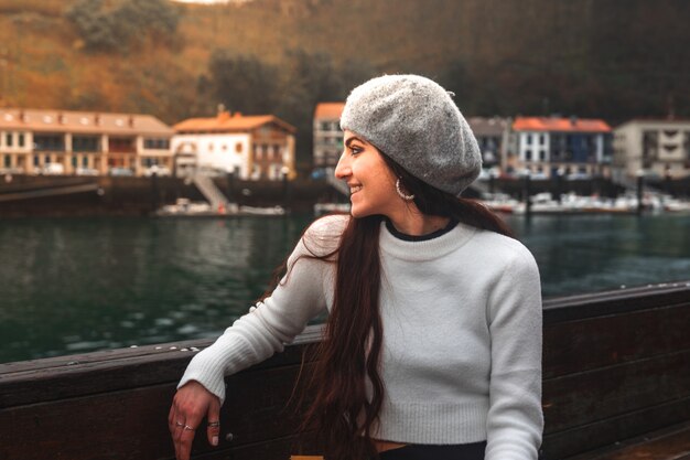 Jeune femme de race blanche regardant la baie de Pasaia au Pays Basque.
