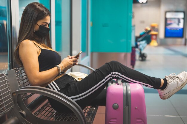 Jeune femme de race blanche s'ennuie d'attendre à la gare routière de Madrid, Espagne.