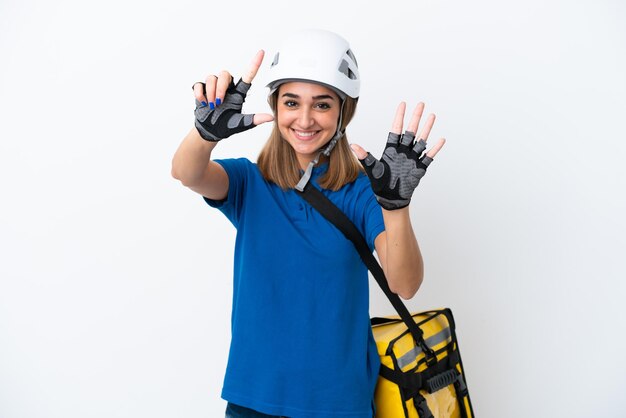 Jeune femme de race blanche avec sac à dos thermique isolé sur fond blanc comptant sept avec les doigts