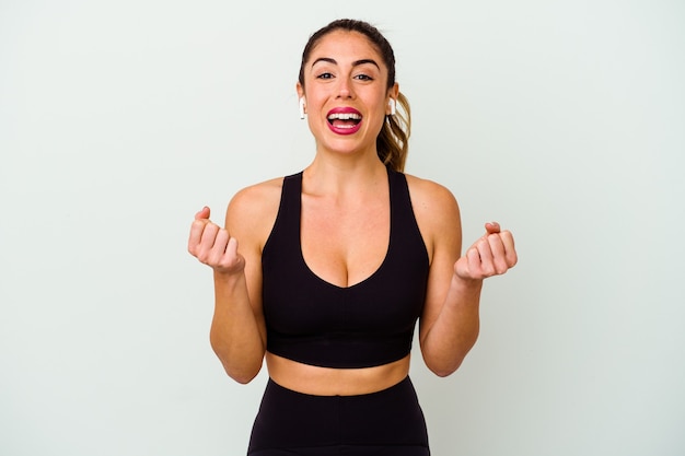 Jeune femme de race blanche sport isolée sur blanc applaudissant insouciant et excité. Concept de victoire.