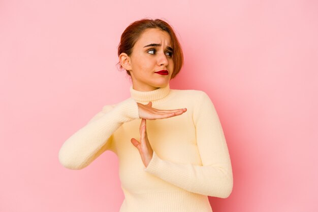 Jeune femme de race mixte arabe montrant un geste de timeout.