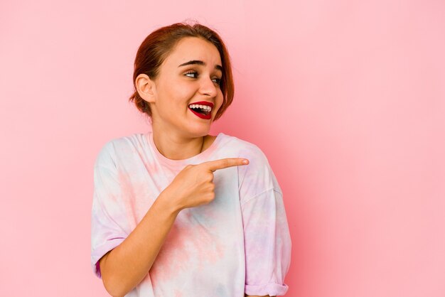 Jeune femme de race mixte arabe regarde de côté souriant, gai et agréable.