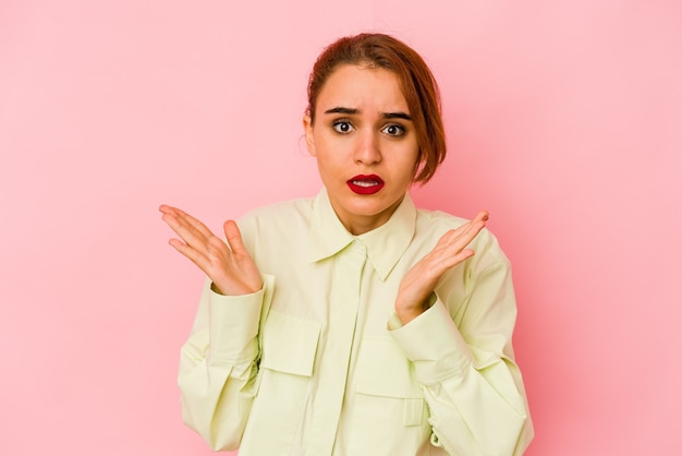 Jeune femme de race mixte arabe surprise et choquée.