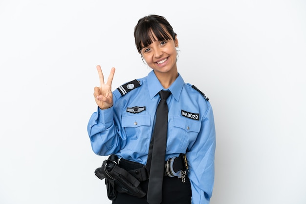 Jeune femme de race mixte de la police fond isolé souriant et montrant le signe de la victoire