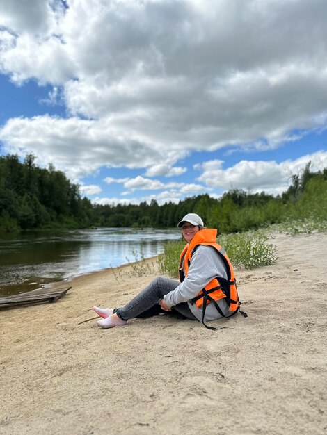 Une jeune femme en rafting sur la rivière