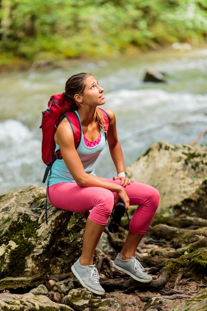 Jeune femme en randonnée dans la forêt