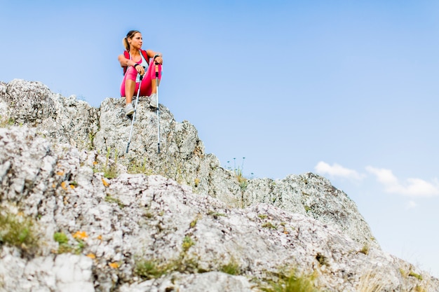 Jeune femme, randonnée, montagne