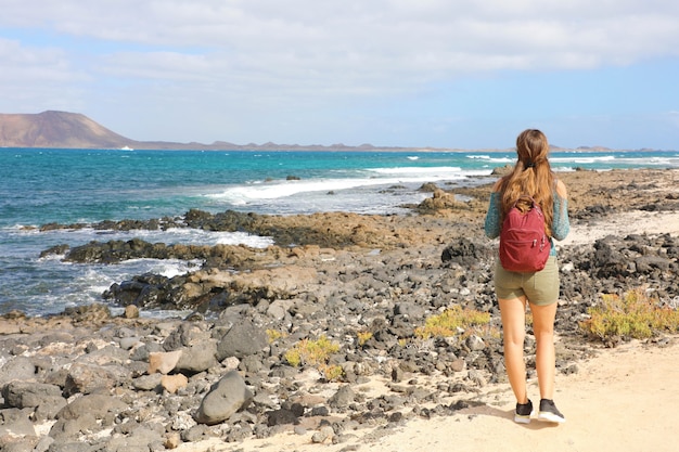 Jeune femme randonneur randonneur à Corralejo, Fuerteventura Island