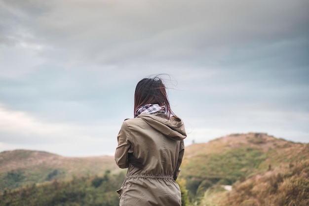 Jeune femme randonneuse appréciant et insouciante sur la colline de la montagne dans le parc national
