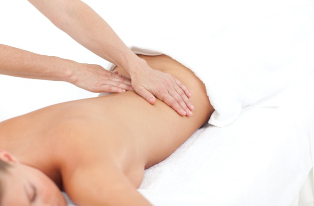 Jeune femme recevant un massage du dos