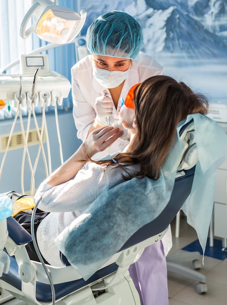 Jeune femme recevant un traitement dentaire. cabinet dentaire