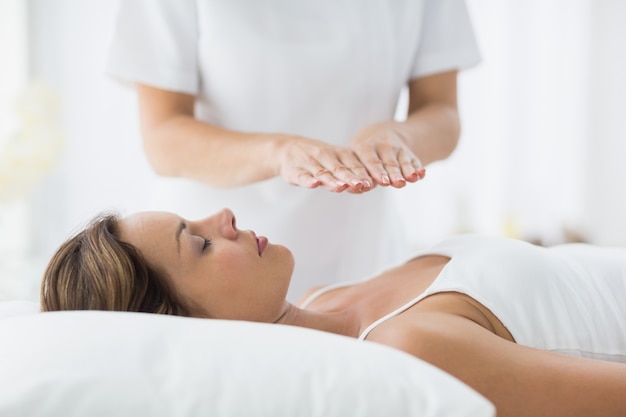 Photo jeune femme recevant un traitement de reiki